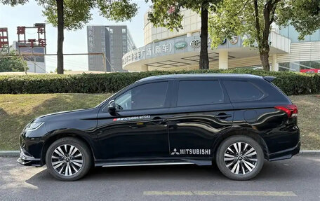 Mitsubishi Outlander III рестайлинг 3, 2021 год, 1 900 000 рублей, 4 фотография