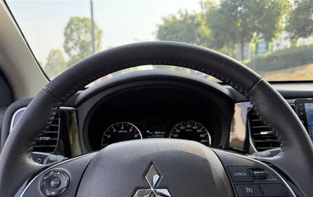 Mitsubishi Outlander III рестайлинг 3, 2021 год, 1 900 000 рублей, 10 фотография