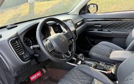 Mitsubishi Outlander III рестайлинг 3, 2021 год, 1 900 000 рублей, 9 фотография