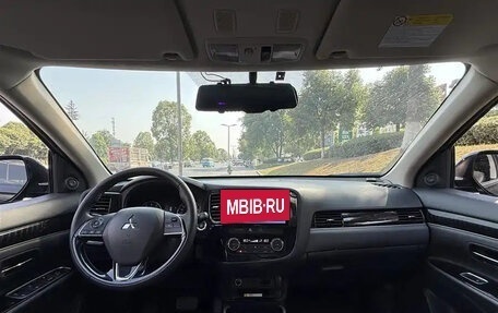 Mitsubishi Outlander III рестайлинг 3, 2021 год, 1 900 000 рублей, 11 фотография