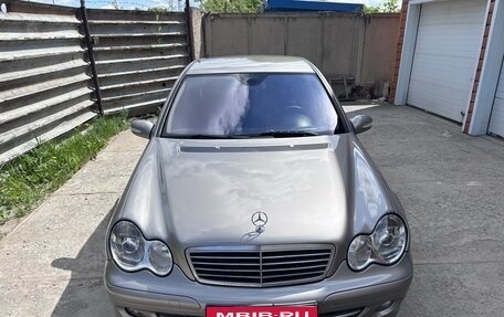 Mercedes-Benz C-Класс, 2005 год, 900 000 рублей, 1 фотография