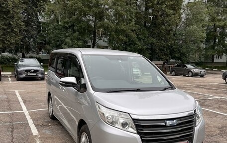 Toyota Noah III, 2014 год, 2 000 000 рублей, 2 фотография