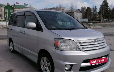 Toyota Noah III, 2001 год, 880 000 рублей, 2 фотография