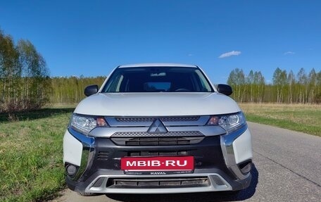 Mitsubishi Outlander III рестайлинг 3, 2020 год, 1 810 000 рублей, 2 фотография