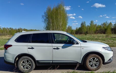 Mitsubishi Outlander III рестайлинг 3, 2020 год, 1 810 000 рублей, 4 фотография