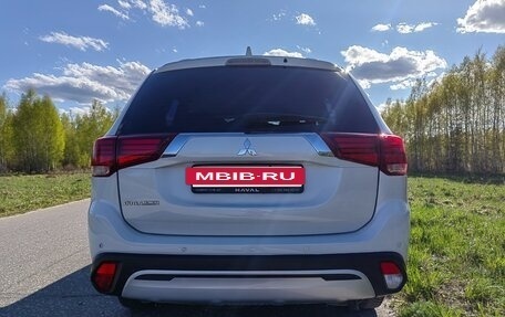 Mitsubishi Outlander III рестайлинг 3, 2020 год, 1 810 000 рублей, 6 фотография