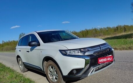 Mitsubishi Outlander III рестайлинг 3, 2020 год, 1 810 000 рублей, 3 фотография