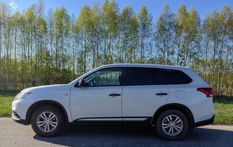Mitsubishi Outlander III рестайлинг 3, 2020 год, 1 810 000 рублей, 8 фотография