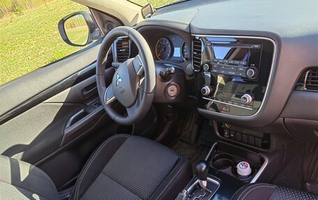 Mitsubishi Outlander III рестайлинг 3, 2020 год, 1 810 000 рублей, 9 фотография