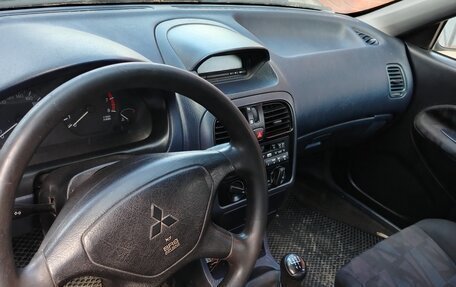 Mitsubishi Carisma I, 2001 год, 200 000 рублей, 2 фотография