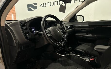 Mitsubishi Outlander III рестайлинг 3, 2019 год, 1 699 000 рублей, 13 фотография
