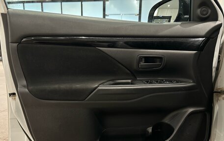 Mitsubishi Outlander III рестайлинг 3, 2019 год, 1 699 000 рублей, 14 фотография