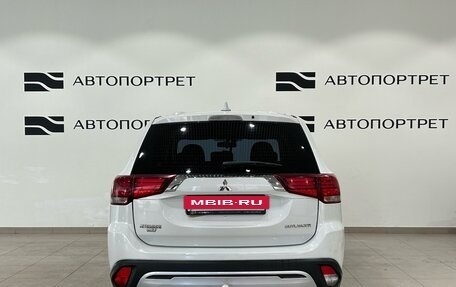 Mitsubishi Outlander III рестайлинг 3, 2019 год, 1 699 000 рублей, 4 фотография