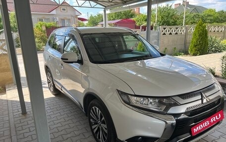 Mitsubishi Outlander III рестайлинг 3, 2019 год, 2 250 000 рублей, 1 фотография