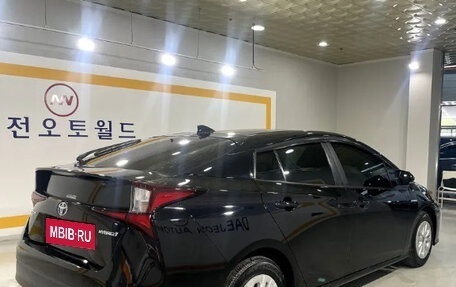 Toyota Prius IV XW50, 2022 год, 2 200 000 рублей, 4 фотография