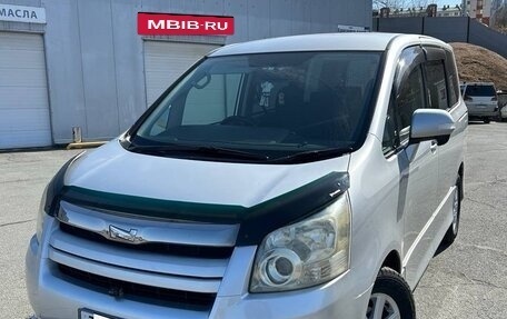 Toyota Noah III, 2008 год, 1 400 000 рублей, 3 фотография