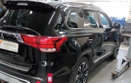 Mitsubishi Outlander III рестайлинг 3, 2022 год, 1 876 000 рублей, 3 фотография