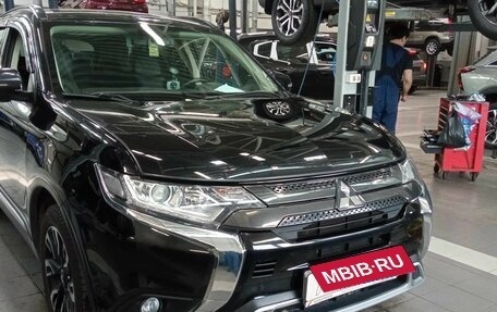 Mitsubishi Outlander III рестайлинг 3, 2022 год, 1 876 000 рублей, 2 фотография