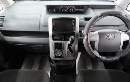 Toyota Voxy II, 2008 год, 1 349 000 рублей, 11 фотография