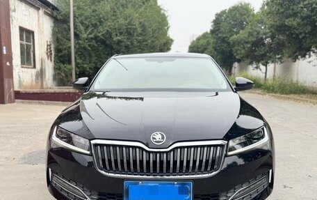 Skoda Superb III рестайлинг, 2021 год, 1 580 441 рублей, 2 фотография