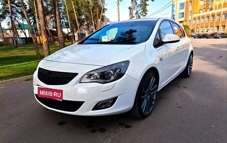 Opel Astra J, 2011 год, 850 000 рублей, 1 фотография