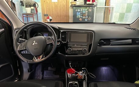 Mitsubishi Outlander III рестайлинг 3, 2019 год, 2 000 000 рублей, 2 фотография