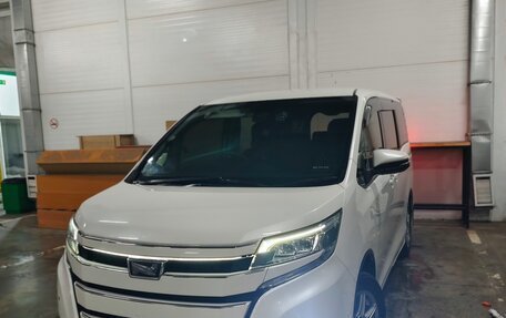 Toyota Noah III, 2019 год, 2 391 000 рублей, 2 фотография