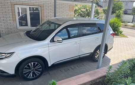 Mitsubishi Outlander III рестайлинг 3, 2019 год, 2 250 000 рублей, 3 фотография