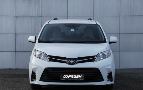 Toyota Sienna III, 2019 год, 2 750 000 рублей, 3 фотография