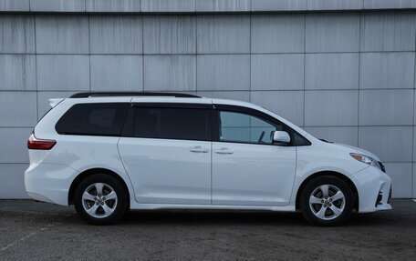 Toyota Sienna III, 2019 год, 2 750 000 рублей, 5 фотография