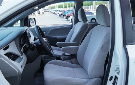 Toyota Sienna III, 2019 год, 2 750 000 рублей, 11 фотография