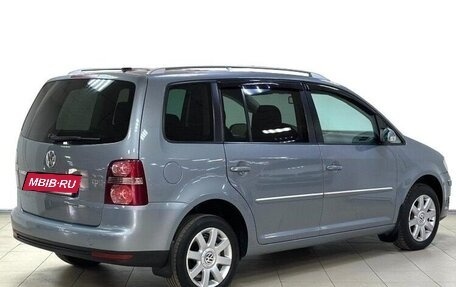 Volkswagen Touran III, 2010 год, 675 000 рублей, 4 фотография