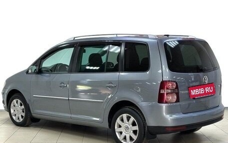 Volkswagen Touran III, 2010 год, 675 000 рублей, 2 фотография