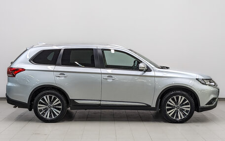 Mitsubishi Outlander III рестайлинг 3, 2021 год, 2 450 000 рублей, 4 фотография