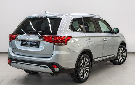 Mitsubishi Outlander III рестайлинг 3, 2021 год, 2 450 000 рублей, 5 фотография