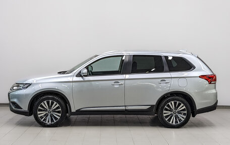 Mitsubishi Outlander III рестайлинг 3, 2021 год, 2 450 000 рублей, 8 фотография