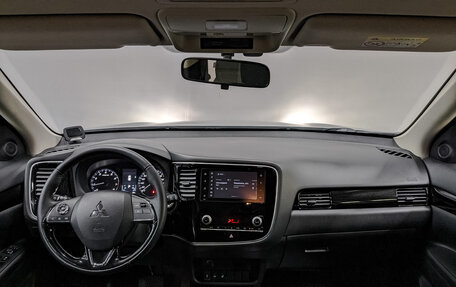 Mitsubishi Outlander III рестайлинг 3, 2021 год, 2 450 000 рублей, 13 фотография