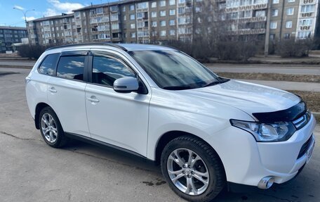Mitsubishi Outlander III рестайлинг 3, 2013 год, 1 725 000 рублей, 4 фотография