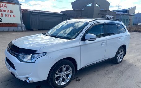 Mitsubishi Outlander III рестайлинг 3, 2013 год, 1 725 000 рублей, 2 фотография