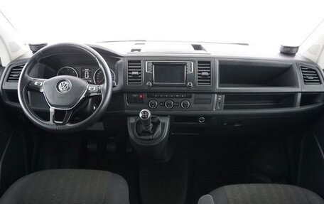 Volkswagen Caravelle T6 рестайлинг, 2019 год, 4 650 000 рублей, 8 фотография