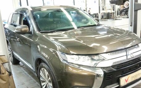 Mitsubishi Outlander III рестайлинг 3, 2020 год, 2 330 000 рублей, 2 фотография