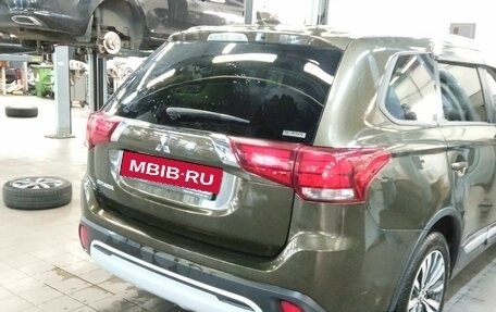 Mitsubishi Outlander III рестайлинг 3, 2020 год, 2 330 000 рублей, 3 фотография