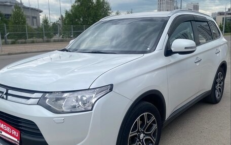 Mitsubishi Outlander III рестайлинг 3, 2014 год, 1 850 000 рублей, 2 фотография