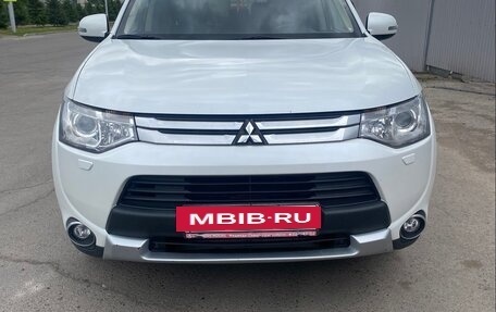 Mitsubishi Outlander III рестайлинг 3, 2014 год, 1 850 000 рублей, 3 фотография