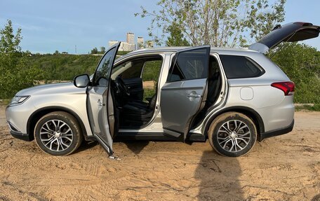 Mitsubishi Outlander III рестайлинг 3, 2017 год, 1 820 000 рублей, 3 фотография