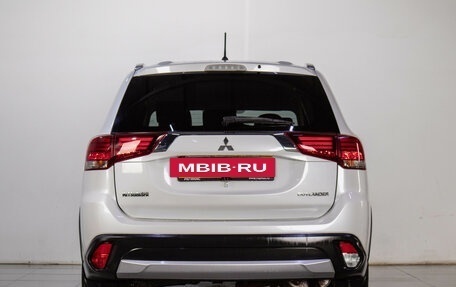 Mitsubishi Outlander III рестайлинг 3, 2016 год, 1 749 000 рублей, 4 фотография