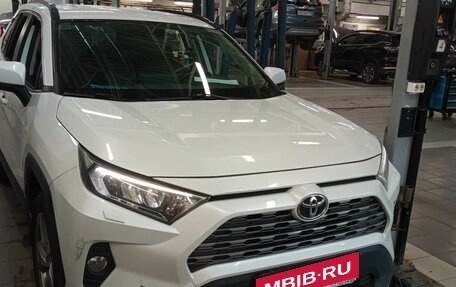 Toyota RAV4, 2020 год, 2 750 000 рублей, 2 фотография