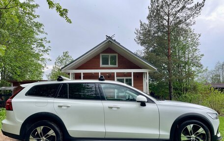 Volvo V60 Cross Country II, 2020 год, 2 925 000 рублей, 2 фотография