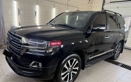 Toyota Land Cruiser 200, 2017 год, 7 600 000 рублей, 4 фотография