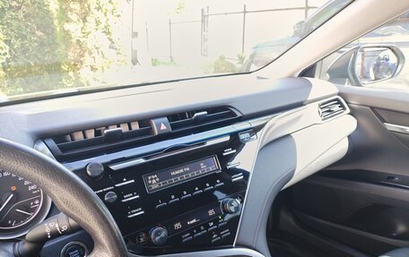 Toyota Camry, 2020 год, 2 300 000 рублей, 3 фотография